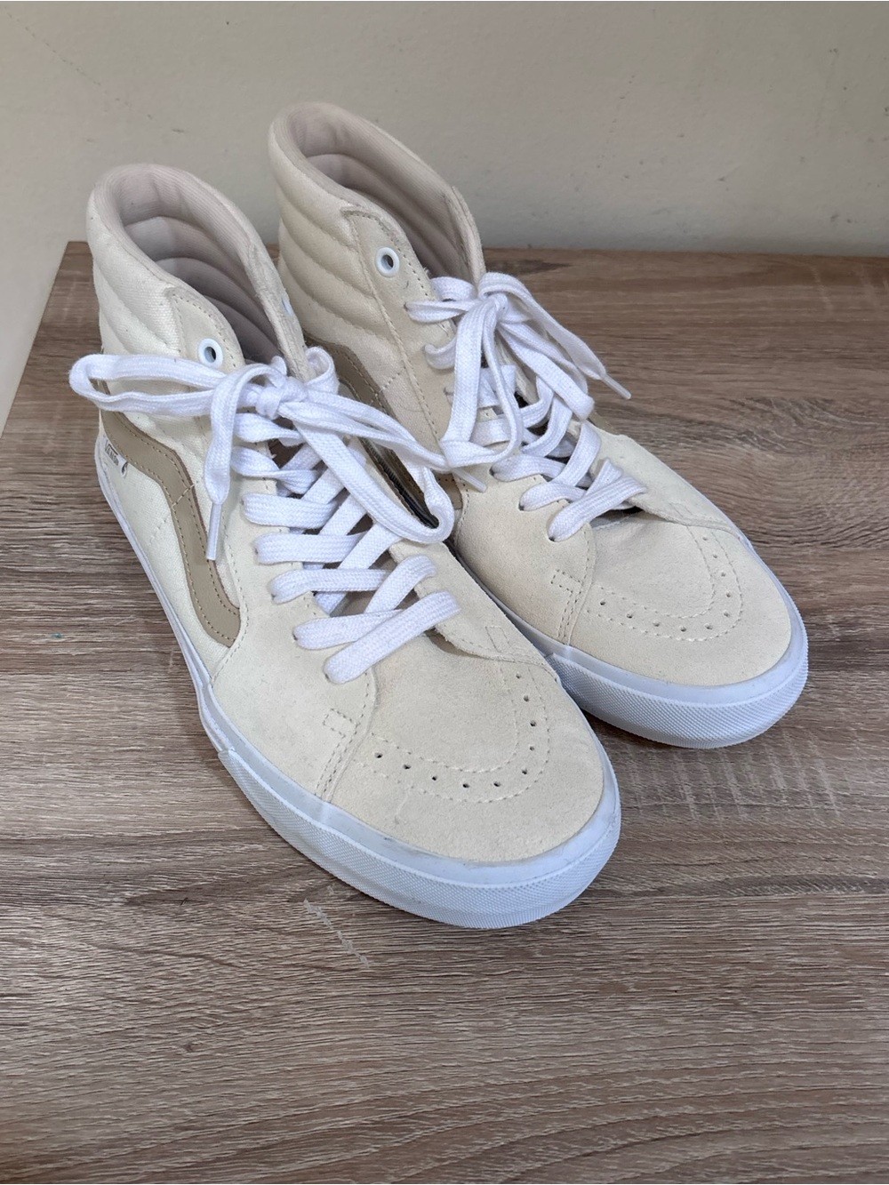 NWOT Vans Skate Shoes Angie Men's High-Top Sneakers - Cream & White Size M 7.5